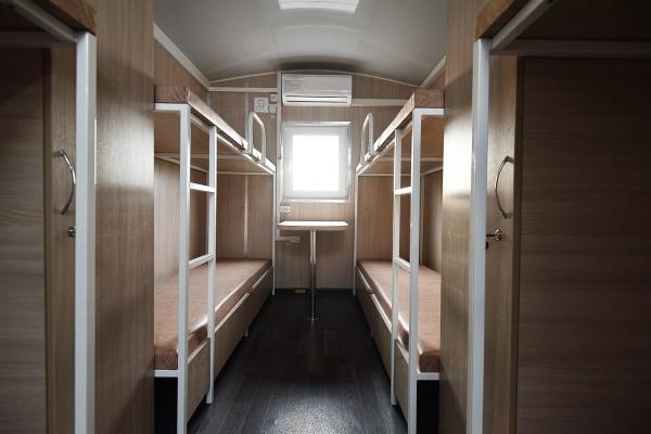 Вагон-дом бытовка жилая для проживания восьми человек на шасси тракторного прицепа передвижная — фото 3